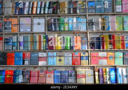 Cigarettes à vendre dans une rue en Chine, beaucoup de marques, dessins et prix différents. Beaucoup de fumée chinoise donc ces sont populaires. Banque D'Images