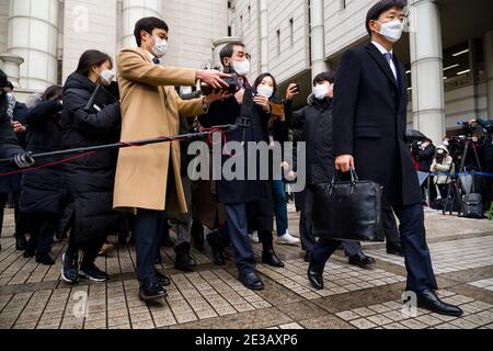 Séoul, Bucheon, Corée du Sud. 18 janvier 2021. Un avocat du président de Samsung, Lee Jae-Yong, quitte la haute Cour de Séoul le lundi 18 janvier 2021, après que le tribunal ait condamné Lee à 30 mois pour des accusations de corruption liées à l'administration de l'ancien président mis en accusation, Park Geun-hye. Credit: Jintak Han/ZUMA Wire/Alay Live News Banque D'Images