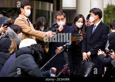 Séoul, Bucheon, Corée du Sud. 18 janvier 2021. Un avocat du président de Samsung, Lee Jae-Yong, quitte la haute Cour de Séoul le lundi 18 janvier 2021, après que le tribunal ait condamné Lee à 30 mois pour des accusations de corruption liées à l'administration de l'ancien président mis en accusation, Park Geun-hye. Credit: Jintak Han/ZUMA Wire/Alay Live News Banque D'Images