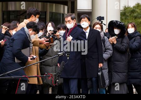 Séoul, Bucheon, Corée du Sud. 18 janvier 2021. Un avocat du président de Samsung, Lee Jae-Yong, quitte la haute Cour de Séoul le lundi 18 janvier 2021, après que le tribunal ait condamné Lee à 30 mois pour des accusations de corruption liées à l'administration de l'ancien président mis en accusation, Park Geun-hye. Credit: Jintak Han/ZUMA Wire/Alay Live News Banque D'Images