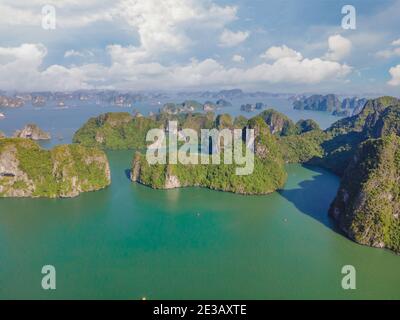 Vue aérienne du village de pêcheurs flottant et de l'île de rochers, baie d'Halong, Vietnam, Asie du Sud-est. Patrimoine mondial de l'UNESCO. Croisière en bateau indésirable vers Banque D'Images