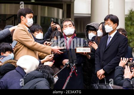 Séoul, Bucheon, Corée du Sud. 18 janvier 2021. Un avocat du président de Samsung, Lee Jae-Yong, quitte la haute Cour de Séoul le lundi 18 janvier 2021, après que le tribunal ait condamné Lee à 30 mois pour des accusations de corruption liées à l'administration de l'ancien président mis en accusation, Park Geun-hye. Credit: Jintak Han/ZUMA Wire/Alay Live News Banque D'Images