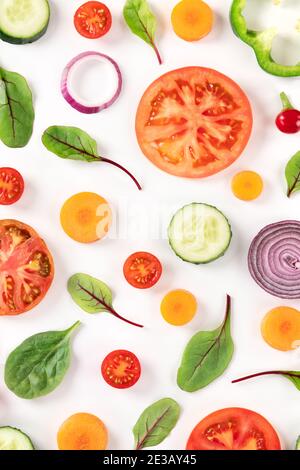 Légumes frais, plat sur fond blanc, motif de nourriture dynamique, photo du haut Banque D'Images