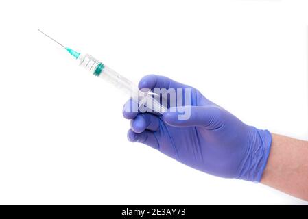 Médecin mâle tenant une seringue avec aiguille, vaccin isolé sur blanc Banque D'Images