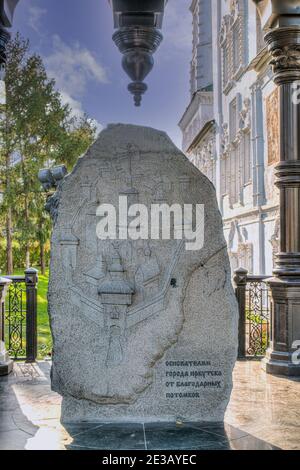 La stèle des fondateurs d'Irkoutsk dans la chapelle de la place de la cathédrale, près de l'église Spasskaya. Banque D'Images