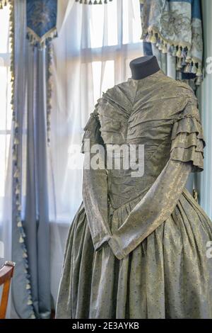 Robe d'époque à motif de fleurs sarcelle au Volkonsky Manor au Musée des démembristes du mémorial régional d'Irkoutsk. Banque D'Images