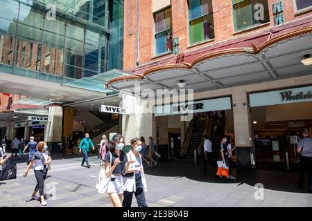 Centre-ville de Sydney lors de la pandémie Covid 19, deux adolescents asiatiques portant des faciemarks dans la rue Pitt en passant par le magasin Myer, en Australie Banque D'Images