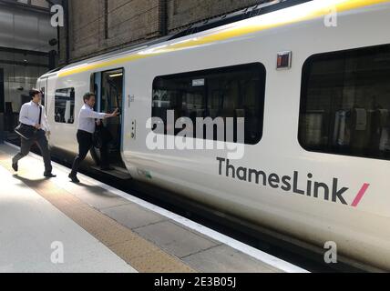 Photo de dossier datée du 02/08/19 d'un train Thameslink à la gare de Kings Cross à Londres. Des dizaines de membres du personnel ferroviaire ont été reconnus pour leurs actions de sauvetage des personnes vulnérables. Date de publication : lundi 18 janvier 2021. Banque D'Images