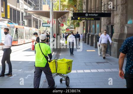 Employé de la poste en Australie avec chariot de livraison de courrier qui envoie le courrier Dans le centre-ville de Sydney, Nouvelle-Galles du Sud, Australie Banque D'Images