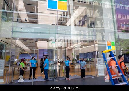 Le magasin phare de Microsoft à Pitt Street Sydney, le personnel se tient à l'extérieur de Covid 19 portant des masques faciaux pour accueillir des clients, le coronavirus pandémique Australie Banque D'Images