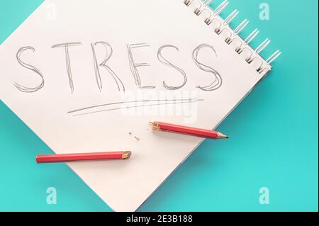 Concept de gestion du stress. bloc-notes avec le mot stress et le crayon cassé en cas d'attaque de panique. Concept de réduction des contraintes Banque D'Images