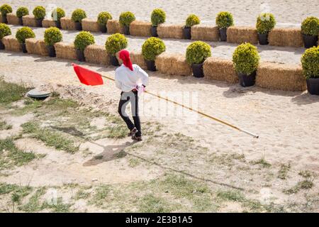 Photo d'une personne marchant portant un drapeau rouge un par Banque D'Images