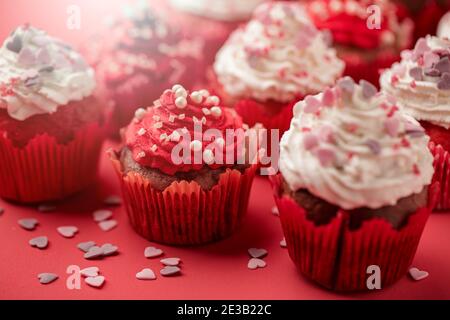 Petits gâteaux festifs décorés de perles douces. Party Treats concept. Banque D'Images