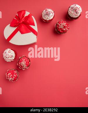 Délicieux petits gâteaux avec boîte cadeau, concept de Saint-Valentin, vue du dessus, bannière pour la publicité ou l'invitation Banque D'Images