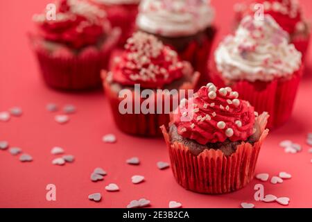 Saint-Valentin amour cupcake décoré avec de la crème fouettée et des perles Banque D'Images