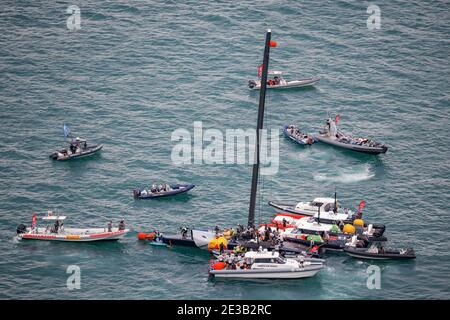 (210118) -- AUCKLAND, le 18 janvier 2021 (Xinhua) -- les membres de équipage du bateau magique américain Patriot sont secourus après que Patriot ait chaviré pendant le match de la 3e journée à la série America's Cup challenger à Auckland, en Nouvelle-Zélande, le 17 janvier 2021. (COR36/Studio Borlenghi/document via Xinhua) Banque D'Images