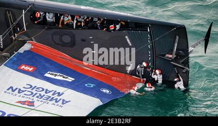 (210118) -- AUCKLAND, le 18 janvier 2021 (Xinhua) -- des hommes d'équipage du bateau magique américain Patriot sortent de l'eau après que Patriot ait chaviré pendant le match du 3e jour à la série America's Cup challenger à Auckland, en Nouvelle-Zélande, le 17 janvier 2021. (COR36/Studio Borlenghi/document via Xinhua) Banque D'Images