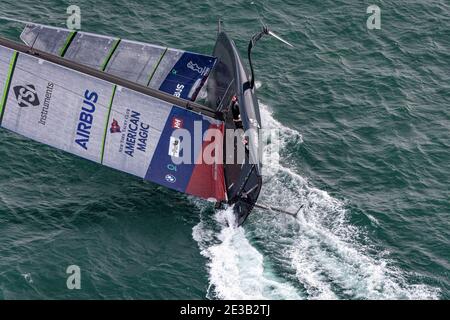 (210118) -- AUCKLAND, le 18 janvier 2021 (Xinhua) -- le bateau American Magic Boat Patriot des États-Unis cachonne lors du match du 3e jour de la série America's Cup challenger à Auckland, en Nouvelle-Zélande, le 17 janvier 2021. (COR36/Studio Borlenghi/document via Xinhua) Banque D'Images