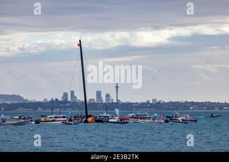 (210118) -- AUCKLAND, le 18 janvier 2021 (Xinhua) -- le bateau American Magic Boat Patriot des États-Unis cachonne lors du match du 3e jour de la série America's Cup challenger à Auckland, en Nouvelle-Zélande, le 17 janvier 2021. (COR36/Studio Borlenghi/document via Xinhua) Banque D'Images