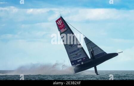 (210118) -- AUCKLAND, le 18 janvier 2021 (Xinhua) -- le bateau American Magic Boat Patriot des États-Unis est sur le point de chavirer le troisième jour de course de la série America's Cup challenger à Auckland, en Nouvelle-Zélande, le 17 janvier 2021. (COR36/Studio Borlenghi/document via Xinhua) Banque D'Images