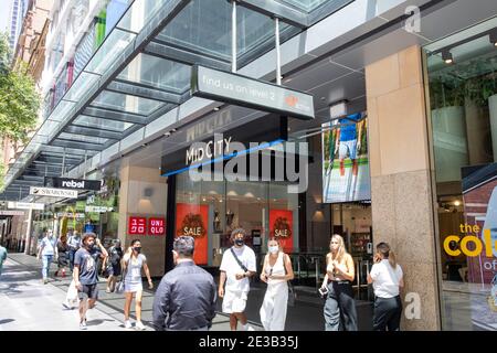 Zone commerçante de Pitt Street à Sydney, centre commercial de Mid City et magasins portant un masque facial pendant la pandémie COVID 19, Sydney, Australie Banque D'Images