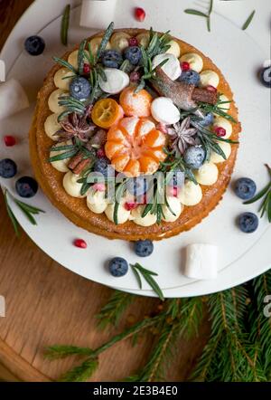 Gâteau de Noël ou du nouvel an avec glaçage au fromage à la crème et canneberges Banque D'Images