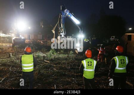 Erkelenz, Allemagne. 18 janvier 2021. Les excavatrices commencent à démolir d'anciens bâtiments résidentiels. Lützerath est l'un des villages qui doivent faire place à la mine de lignite opencast Garzweiler II exploitée par RWE Power. Crédit : David Young/dpa/Alay Live News Banque D'Images