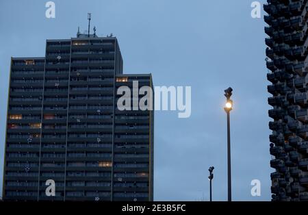 Leverkusen, Allemagne. 18 janvier 2021. Les lumières brillent dans un bâtiment résidentiel du quartier de Chorweiler. Dans la pandémie de Corona en Rhénanie-du-Nord-Westphalie, un indicateur important a légèrement diminué, mais il reste à un niveau élevé. La chancelière Merkel et les chefs de gouvernement des États veulent discuter mardi d'un éventuel resserrement des règles de verrouillage (19.01.2020). Credit: Oliver Berg/dpa/Alay Live News Banque D'Images