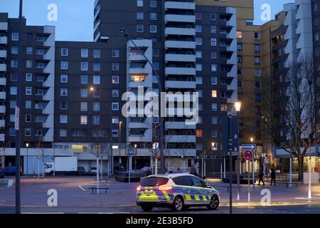 Leverkusen, Allemagne. 18 janvier 2021. Un véhicule de police traverse le district de Chorweiler. Dans la pandémie de Corona en Rhénanie-du-Nord-Westphalie, un indicateur important a légèrement diminué, mais il reste à un niveau élevé. La chancelière Merkel et les chefs de gouvernement des États fédéraux veulent discuter mardi (19.01.2020) d'un éventuel resserrement des règles de verrouillage. Credit: Oliver Berg/dpa/Alay Live News Banque D'Images