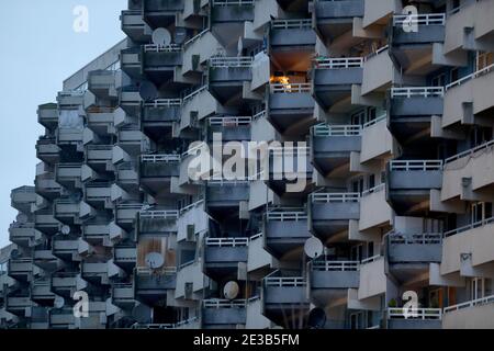 Leverkusen, Allemagne. 18 janvier 2021. Une lumière brille sur le balcon d'un bâtiment résidentiel dans le quartier de Chorweiler. Dans la pandémie de Corona en Rhénanie-du-Nord-Westphalie, un indicateur important a légèrement diminué, mais il reste à un niveau élevé. La chancelière Merkel et les chefs de gouvernement des États veulent discuter mardi d'un éventuel resserrement des règles de verrouillage (19.01.2020). Credit: Oliver Berg/dpa/Alay Live News Banque D'Images