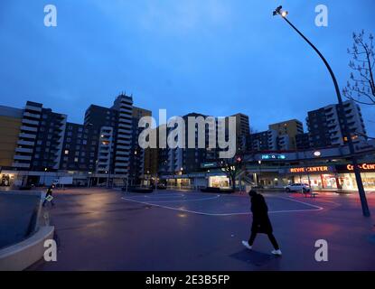 Leverkusen, Allemagne. 18 janvier 2021. Un homme marche dans le quartier de Chorweiler le matin. Dans la pandémie de Corona en Rhénanie-du-Nord-Westphalie, un indicateur important a légèrement diminué, mais il reste à un niveau élevé. La chancelière Merkel et les chefs de gouvernement des États fédéraux veulent discuter mardi (19.01.2020) d'un éventuel resserrement des règles de verrouillage. Credit: Oliver Berg/dpa/Alay Live News Banque D'Images