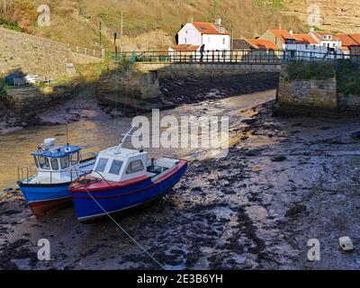 Le beck marémotrice qui divise Staithes en deux avec le Nord Yorkshire étant du côté sud et Redcar et Cleveland au nord Banque D'Images
