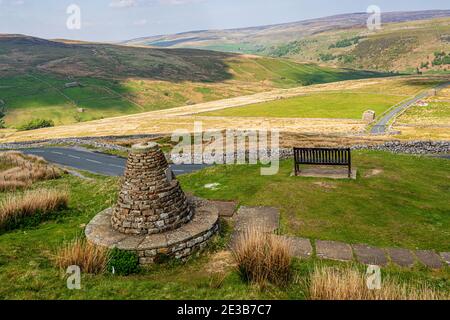 Un banc avec une vue, vu à l'Buttertubs Pass (Cliff Gate Rd) près de Mickfield, North Yorkshire, England, UK Banque D'Images