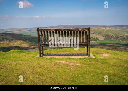 Un banc avec une vue, vu à l'Buttertubs Pass (Cliff Gate Rd) près de Mickfield, North Yorkshire, England, UK Banque D'Images