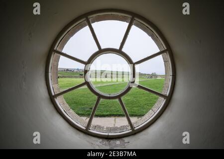 Gros plan sur les détails architecturaux d'une fenêtre circulaire à la maison Skaill, près de Skara Brae, Orkney Banque D'Images