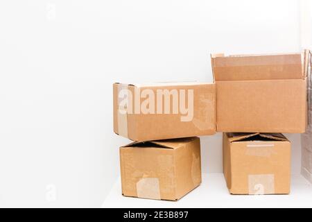 Lot de boîtes en carton sur fond blanc Banque D'Images