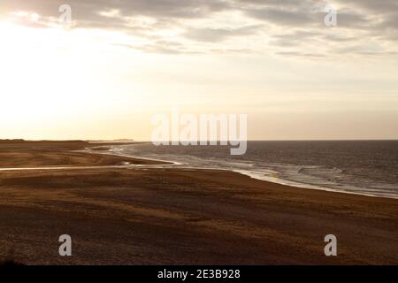 Vue le long de la baie de Holkham jusqu'à l'île de Scolt Head au loin, Norfolk, Angleterre, Royaume-Uni Banque D'Images