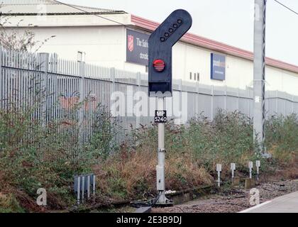 Bolton, Royaume-Uni - février 2020 : le signal ferroviaire et l'équipement de voie sur la voie de la gare de Bolton. Banque D'Images