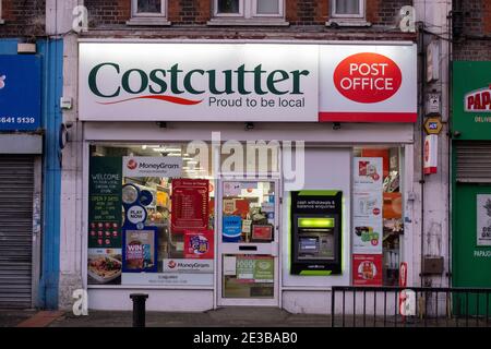 Sutton, Surrey, Royaume-Uni. 18 janvier 2021. Le bureau de poste et la boutique de Costcutter, ouverts à Wrythe Lane, St Helier, pendant le confinement de Covid-19 en janvier 2021. Crédit: Malcolm Park/Alay. Banque D'Images