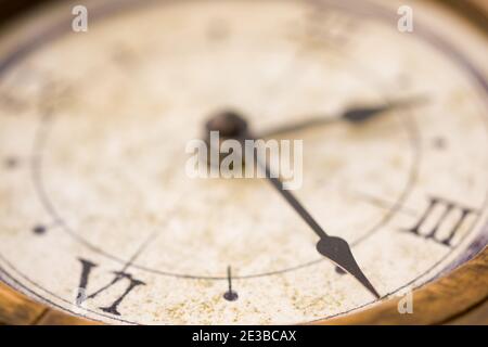 concept de temps à travers le détail d'une horloge ancienne Banque D'Images