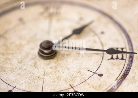 concept de temps à travers le détail d'une horloge ancienne Banque D'Images