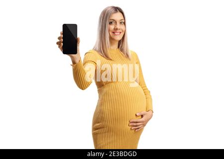 Femme enceinte souriante montrant un téléphone portable isolé sur blanc arrière-plan Banque D'Images