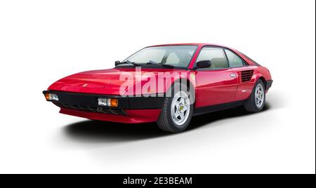 Voiture de sport classique italienne rouge, isolée sur fond blanc Banque D'Images
