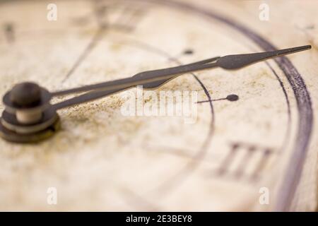 concept de temps à travers le détail d'une horloge ancienne Banque D'Images