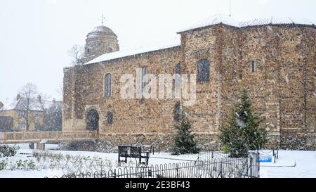 Le parc du château de Colchester dans la neige, avec des arbres de Noël devant et un panneau indiquant NHS. Banque D'Images