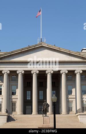 The Treasury Building à Washington DC, États-Unis. Une statue d'Alexander Hamilton se trouve à l'extérieur du bâtiment du Trésor néo-classique. Banque D'Images