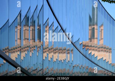 Résumé image déformée du Musée d'Histoire naturelle avec brique Tour reflétée dans Mirror Glass Modern Exteension Toulouse France Banque D'Images
