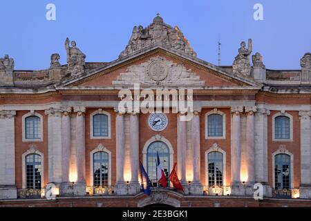 Capitole, Capitole ou Hôtel de ville néoclassique éclairé la nuit Toulouse France Banque D'Images