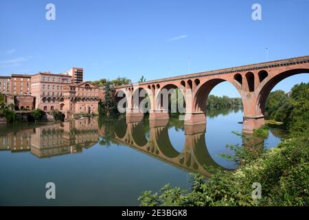 Pont en briques rouges et arches du Pont-neuf ou Pont Du 22 Août 1944 Pont (1867) sur la rivière Tarn Albi Tarn France Banque D'Images