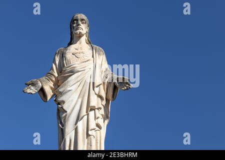 Statue antique de Cristo (Jésus-Christ) à Sant Quirze del Valles, Espagne. Arrière-plan ciel bleu clair, espace de copie Banque D'Images